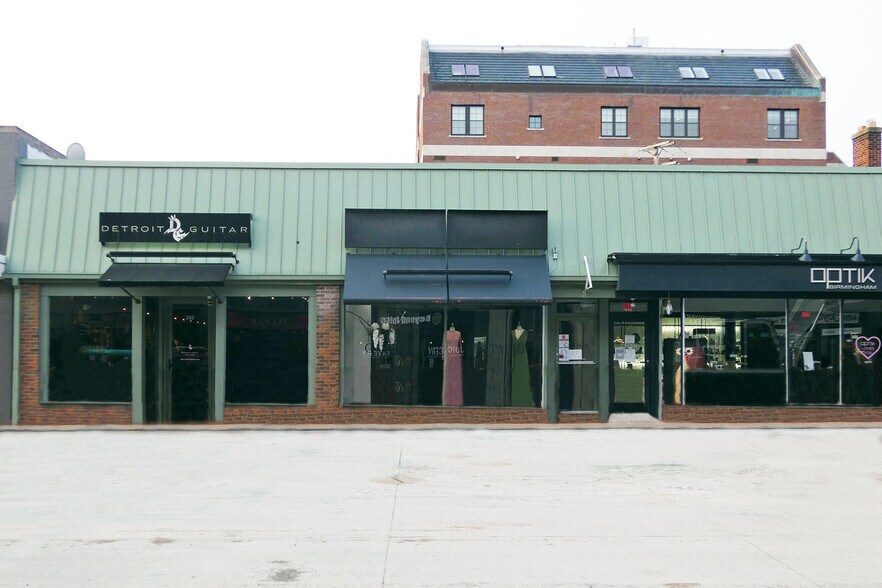 243-247 W Maple Rd, Birmingham, MI for lease - Building Photo - Image 1 of 9