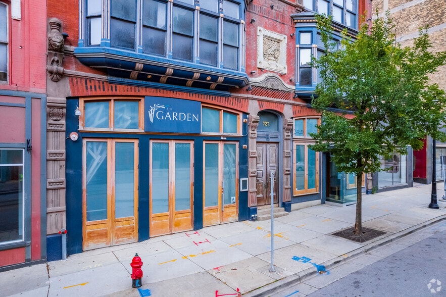 725-729 N Milwaukee St, Milwaukee, WI for lease - Building Photo - Image 3 of 5