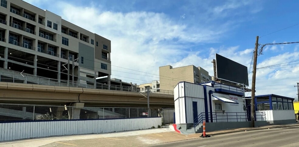 6857 Greenville Ave, Dallas, TX for lease - Building Photo - Image 2 of 8