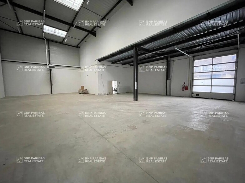 Flex in Collégien for lease - Interior Photo - Image 2 of 5