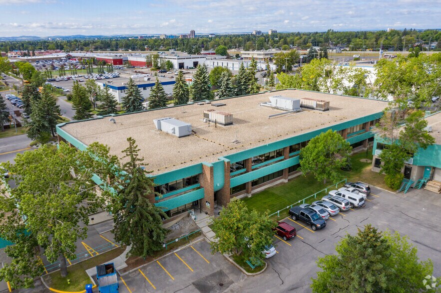 550 71st Ave SE, Calgary, AB à louer - Photo du bâtiment - Image 3 de 6