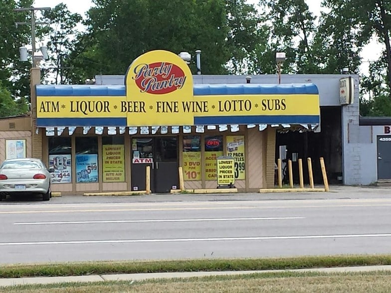 43560 N Groesbeck Hwy, Clinton Township, MI à vendre - Photo du bâtiment - Image 2 de 14