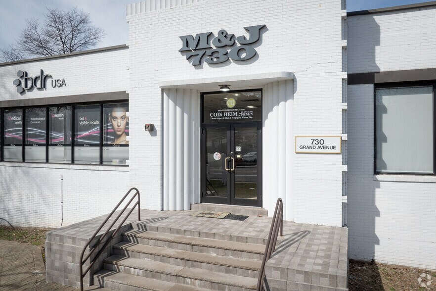 730 Grand Ave, Ridgefield, NJ à louer - Photo du bâtiment - Image 2 de 9