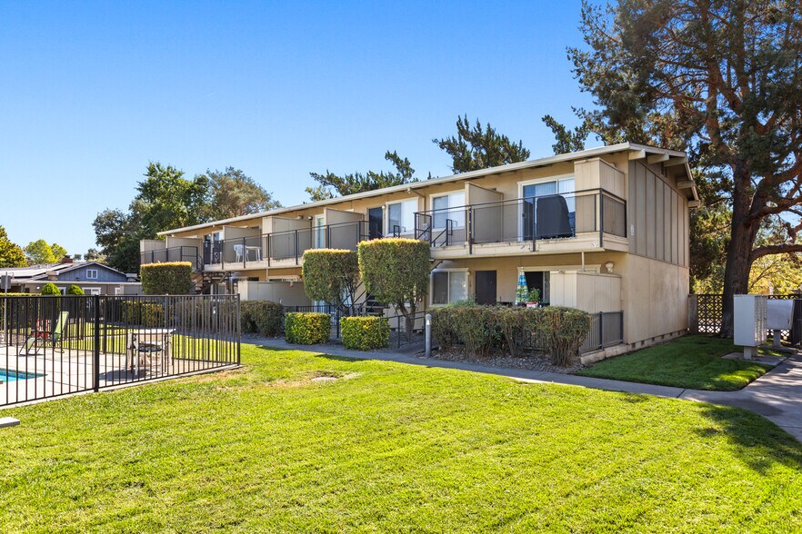 1350 Manzanita Ave, Chico, CA à vendre - Photo du bâtiment - Image 3 de 18