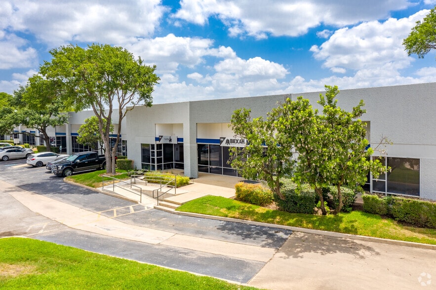 7042 Alamo Downs Pky, San Antonio, TX for lease - Building Photo - Image 1 of 4