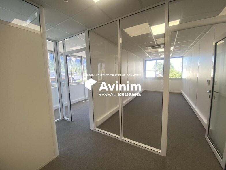 Office in Crolles for lease - Interior Photo - Image 2 of 9