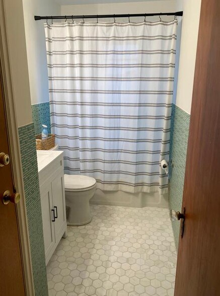 404 S Clay Ave, Kirkwood, MO à louer - Photo intérieure - Image 3 de 14