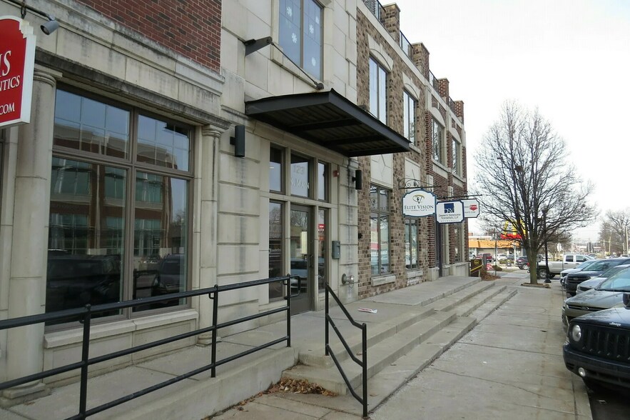 123 N Main St, Crown Point, IN à louer - Photo du bâtiment - Image 2 de 9