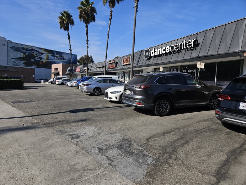 3242-3278 Cahuenga Blvd W, Los Angeles, CA for lease - Building Photo - Image 1 of 8