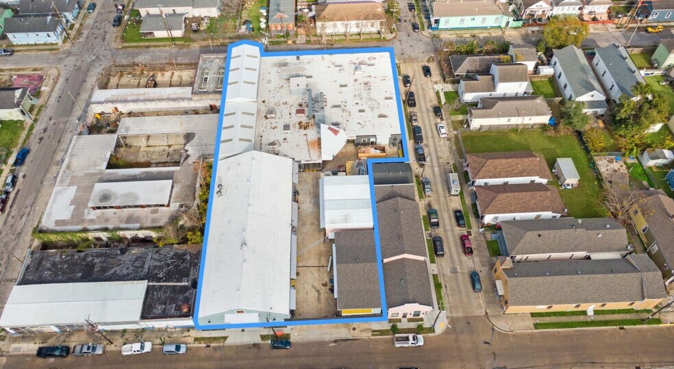Centrally Located Industrial Asset portefeuille de 2 propriétés à vendre sur LoopNet.ca - Photo du bâtiment - Image 3 de 27
