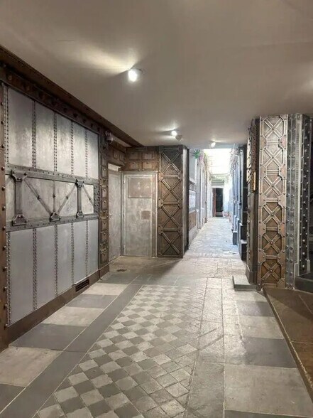 Multifamily in Paris for sale - Interior Photo - Image 2 of 7