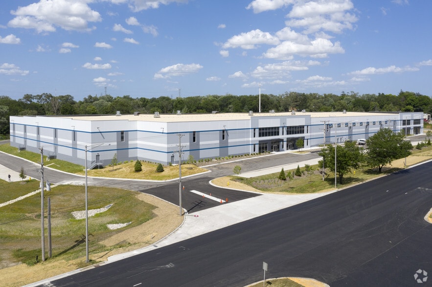 990 E North Ave, Glendale Heights, IL for lease - Building Photo - Image 3 of 4