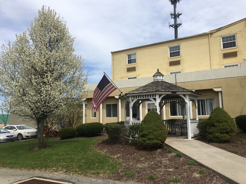 4220 Saw Mill Run Blvd, Pittsburgh, PA à vendre - Photo du bâtiment - Image 1 de 28