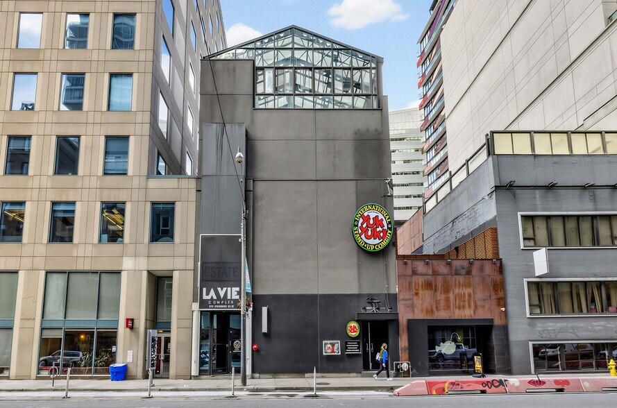 224-226 Richmond St W, Toronto, ON à louer - Photo du bâtiment - Image 1 de 3