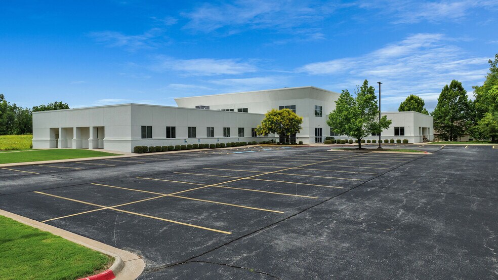 300 SW 24th St, Bentonville, AR à louer - Photo du bâtiment - Image 2 de 14