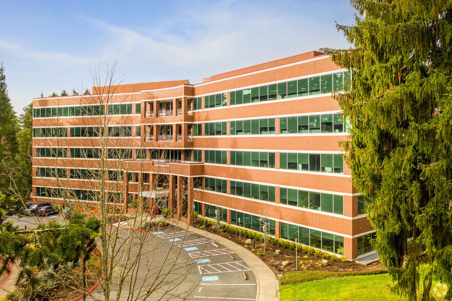 3 Centerpointe Dr, Lake Oswego, OR for lease - Primary Photo - Image 1 of 10