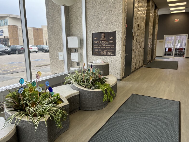 1655 W Market St, Akron, OH for lease - Building Photo - Image 3 of 8