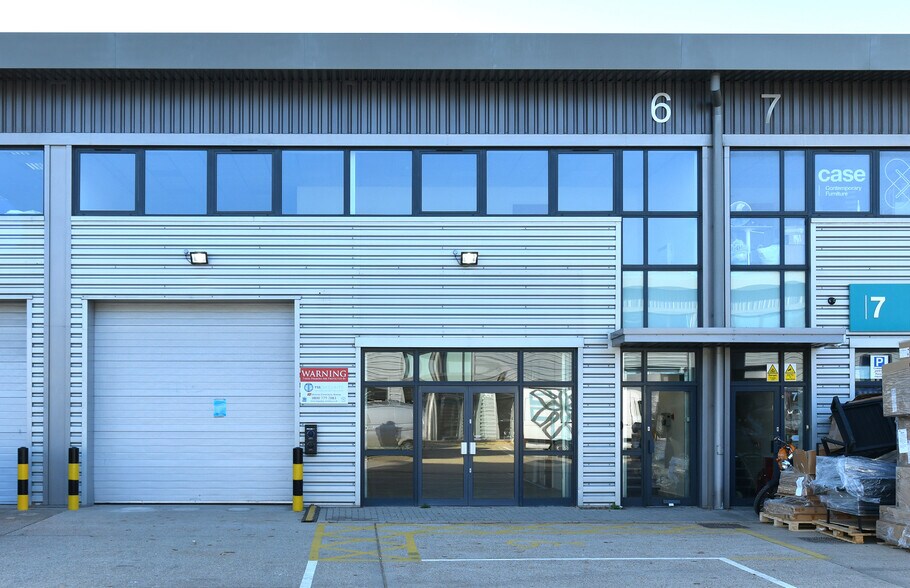 Commerce Way, Croydon à louer - Photo du bâtiment - Image 2 de 5