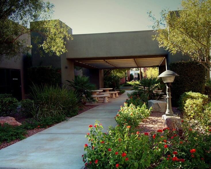 4270 S Decatur Blvd, Las Vegas, NV à louer - Photo du bâtiment - Image 3 de 7