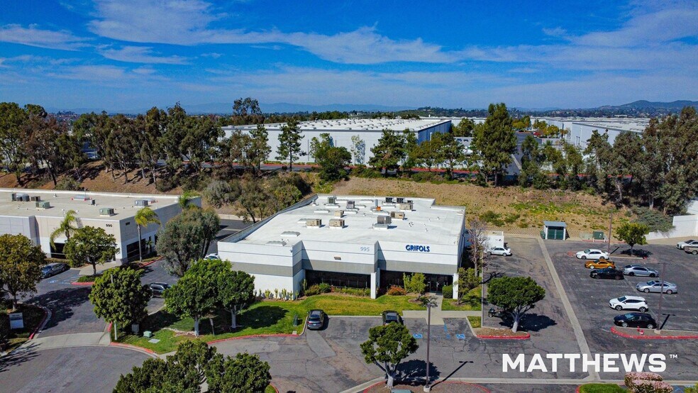 995 Park Center Dr, Vista, CA à vendre - Photo du bâtiment - Image 2 de 3