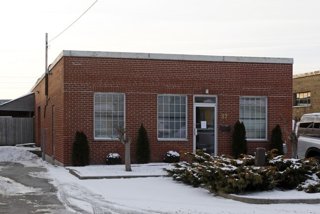 Plus de détails pour 37 Chauncey Ave, Toronto, ON - Industriel à louer