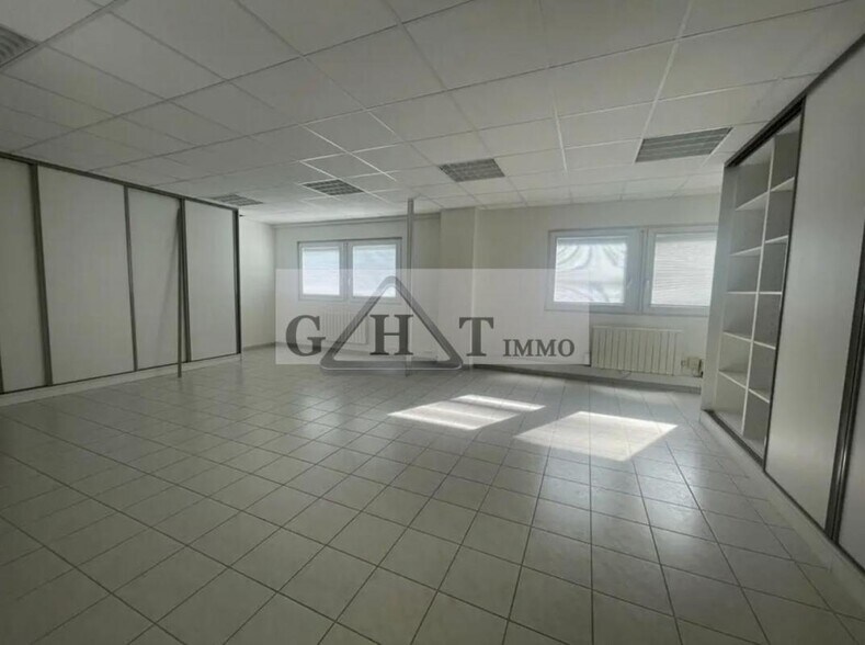 Industrial in Creil for sale - Interior Photo - Image 3 of 3