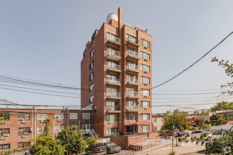 8714 57th Rd, Elmhurst, NY à vendre - Photo du bâtiment - Image 2 de 8