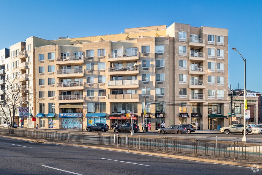 8115 Queens Blvd, Flushing, NY à vendre - Photo du bâtiment - Image 1 de 4