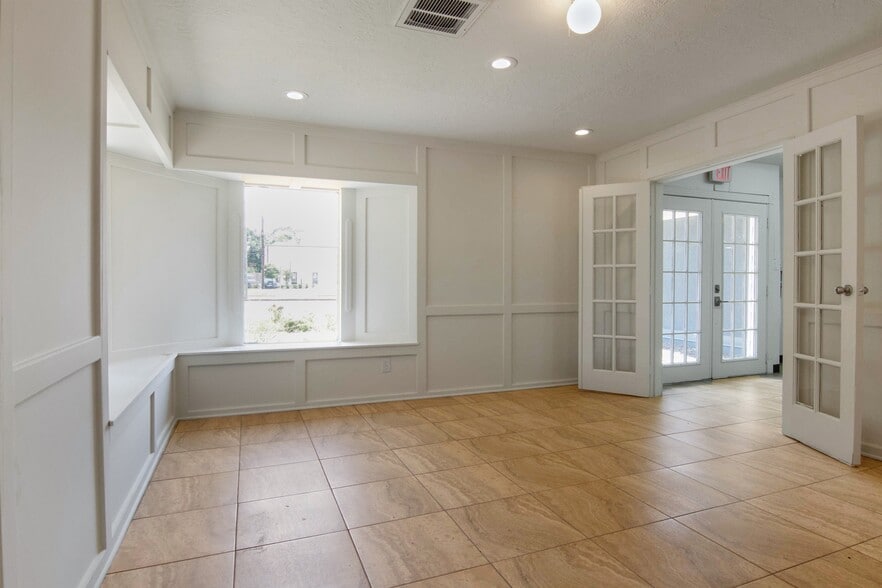 825 Fairmont Pkwy, Pasadena, TX for sale - Interior Photo - Image 3 of 35