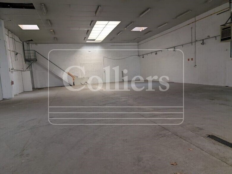Flex in Vitrolles for lease - Interior Photo - Image 1 of 8