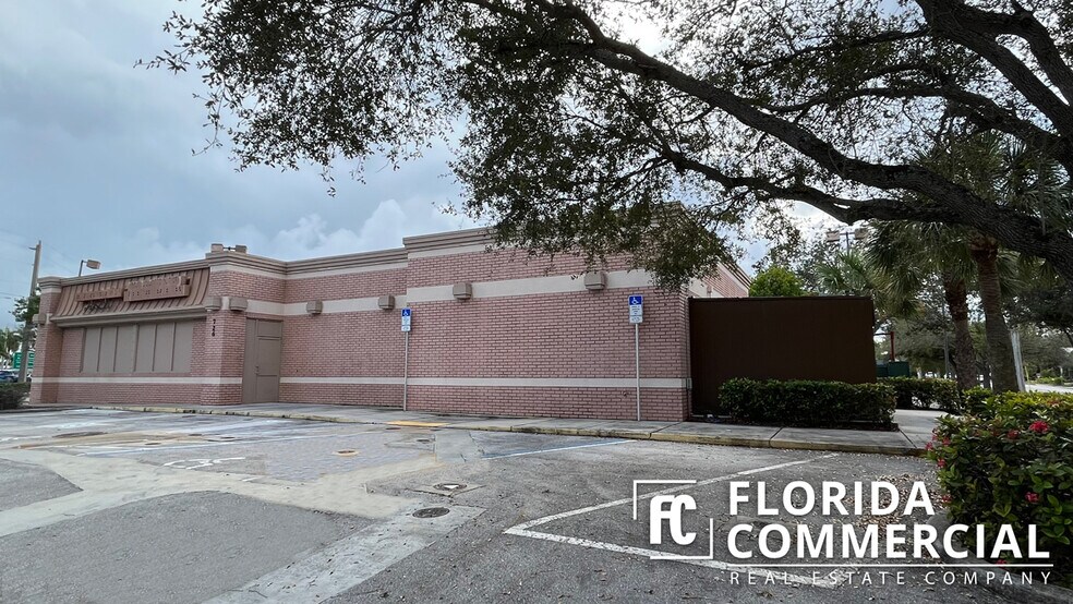 726 SW Federal Hwy, Stuart, FL à louer - Photo du bâtiment - Image 3 de 20