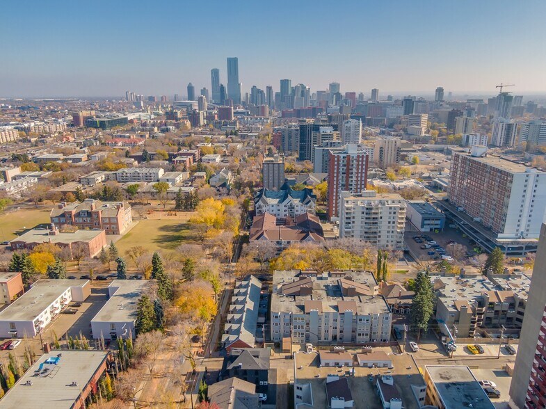 11833 102 Ave NW, Edmonton, AB à vendre - Photo du bâtiment - Image 3 de 67