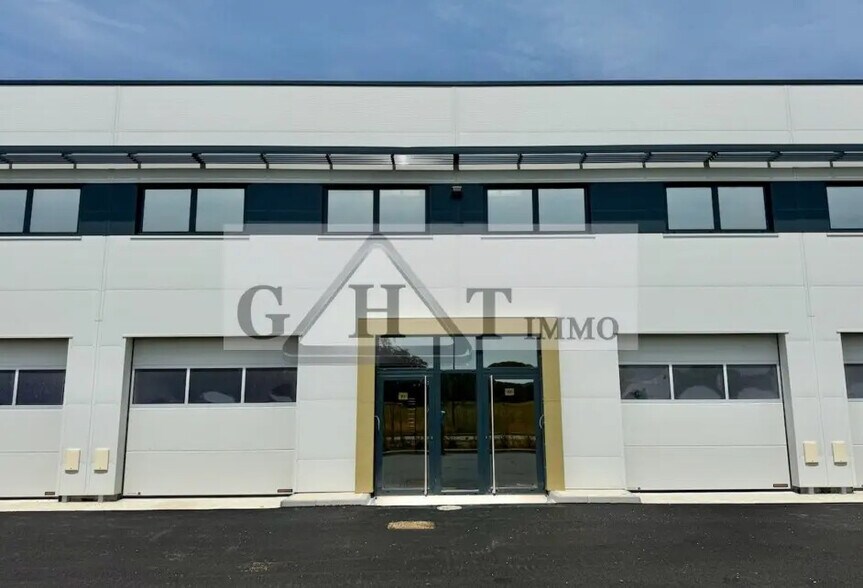 Industrial in Saint-Pierre-du-Perray for lease - Building Photo - Image 3 of 3