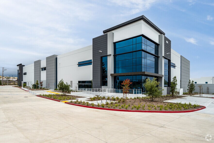 3525 E Airport Dr, Ontario, CA à louer - Photo du bâtiment - Image 1 de 6