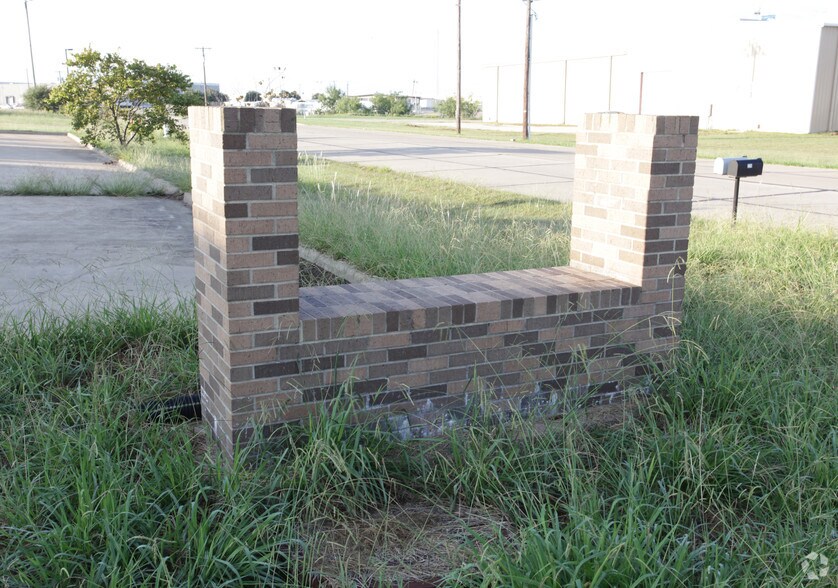 225 Metro Dr, Terrell, TX for sale - Building Photo - Image 2 of 14