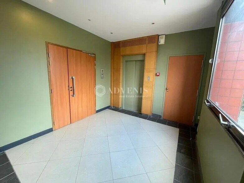 Office in Montigny-le-Bretonneux for lease - Lobby - Image 3 of 6