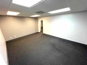 2727 E Oakland Park Blvd, Fort Lauderdale, FL for lease Interior Photo- Image 2 of 25