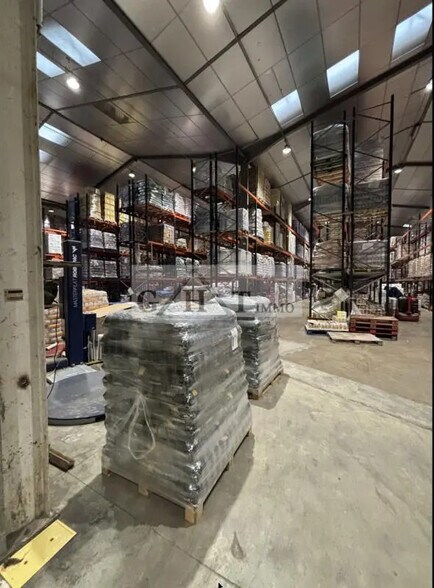 Office in Villeneuve-la-Garenne for lease - Building Photo - Image 1 of 2