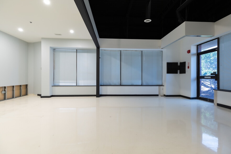 25 Valleywood Dr, Markham, ON for lease - Interior Photo - Image 2 of 8