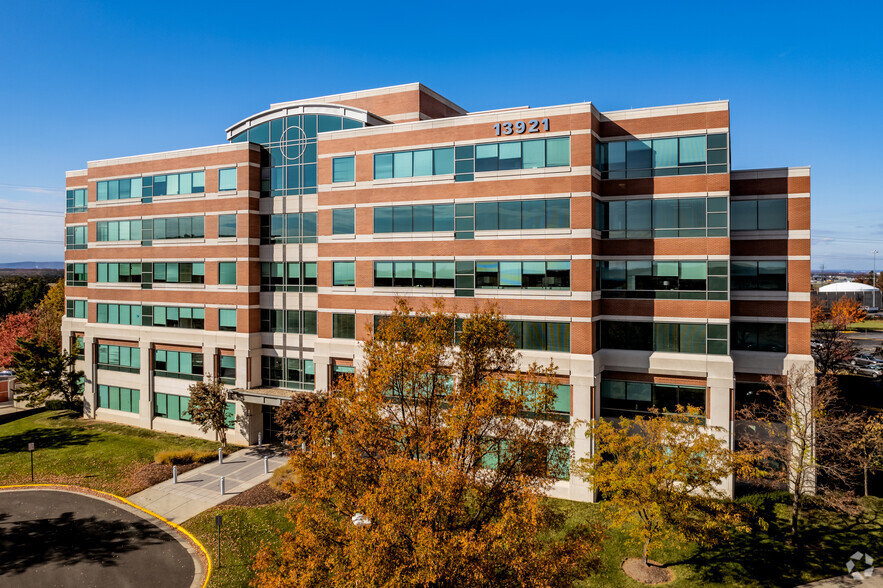 13921 Park Center Rd, Herndon, VA for lease - Building Photo - Image 1 of 5