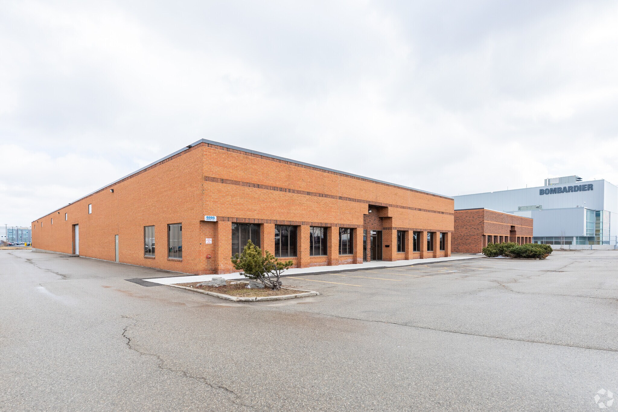 6885-6895 Menway Ct, Mississauga, ON à louer Photo du bâtiment- Image 1 de 37