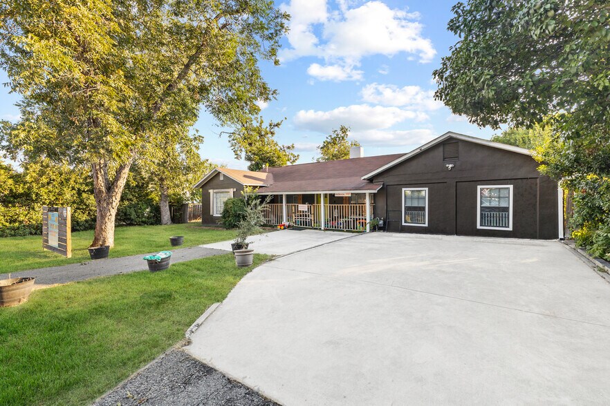 1213 Bandera Rd, San Antonio, TX à vendre - Photo du bâtiment - Image 2 de 18