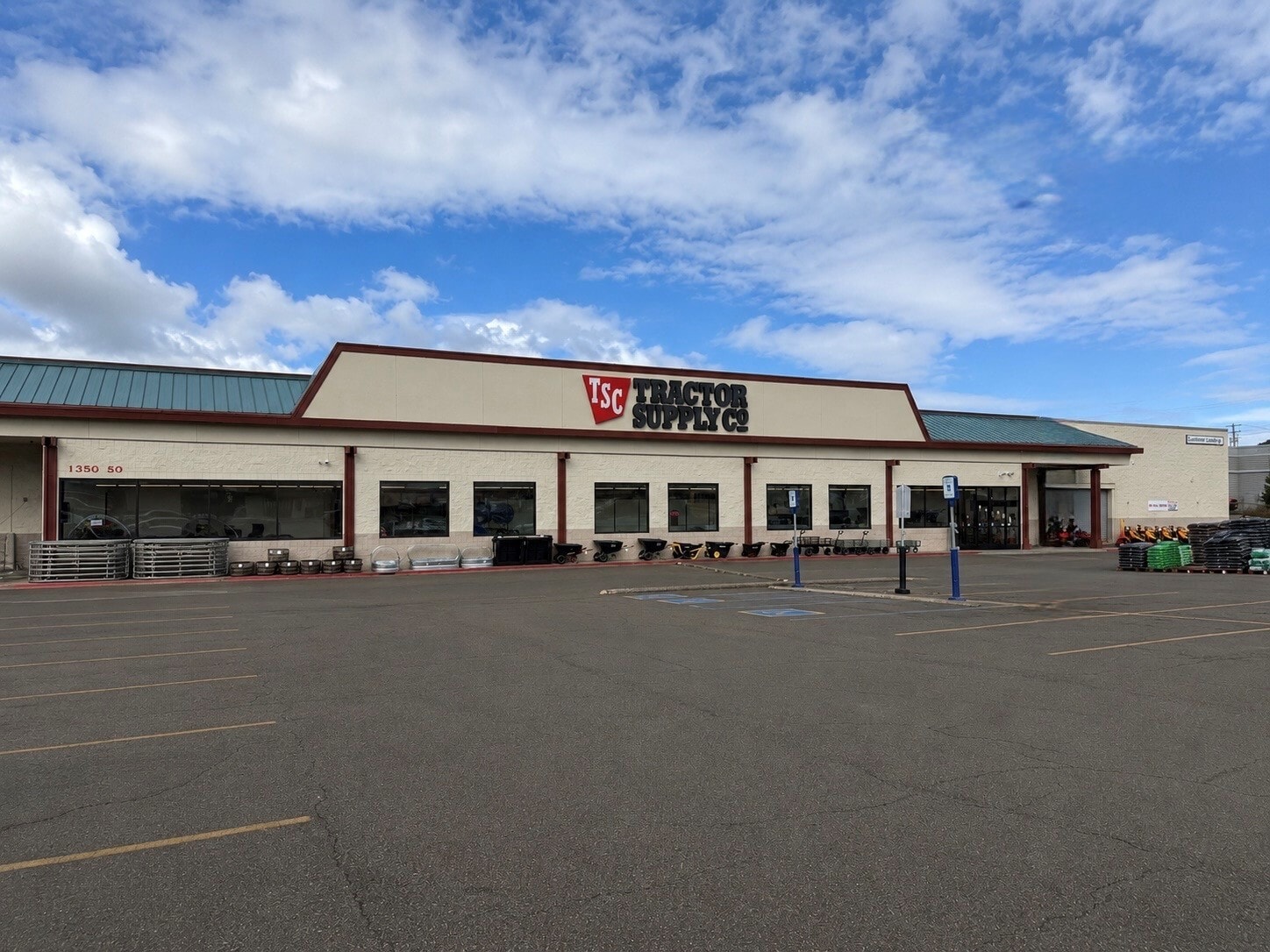 1350-24 to 30 NE Stephens St, Roseburg, OR for lease Building Photo- Image 1 of 3