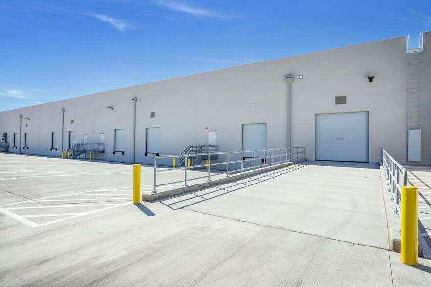 1350 Industrial Blvd, Sugar Land, TX à louer - Photo du bâtiment - Image 2 de 5