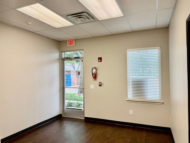 2653 Sagebrush Dr, Flower Mound, TX for lease - Interior Photo - Image 2 of 8