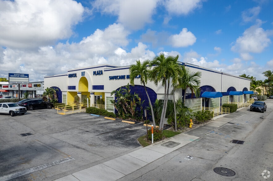 1117 E Hallandale Beach Blvd, Hallandale Beach, FL for lease - Primary Photo - Image 1 of 9