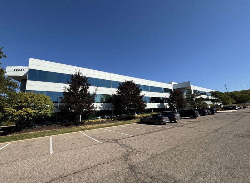 39500 High Pointe Blvd, Novi, MI for lease - Building Photo - Image 2 of 14