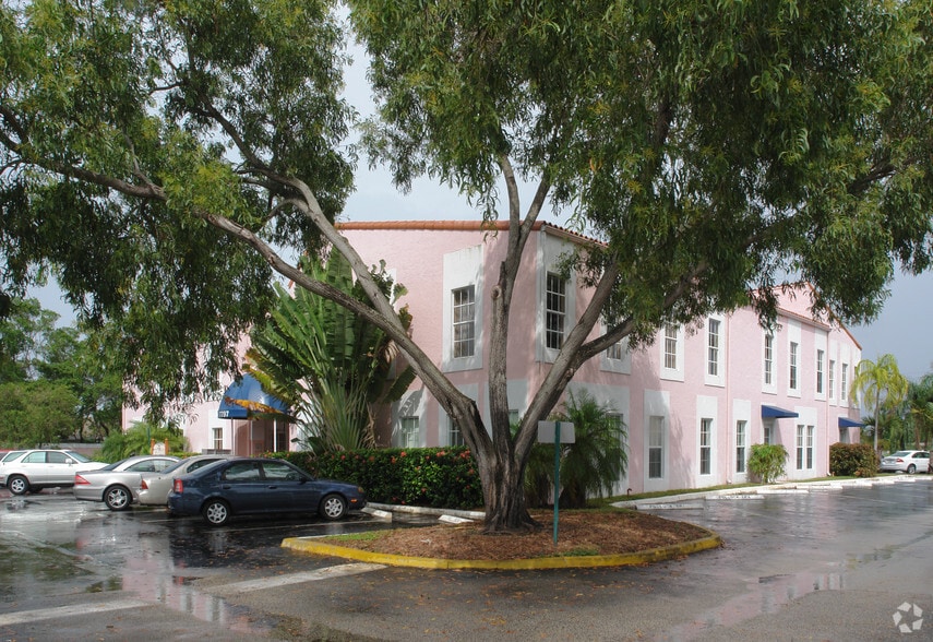 7797 N University Dr, Tamarac, FL for lease - Building Photo - Image 3 of 15