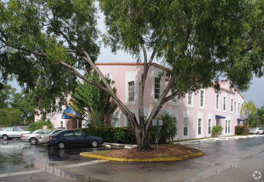 7797 N University Dr, Tamarac, FL à louer - Photo du bâtiment - Image 3 de 15