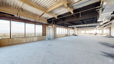 5060 California Ave, Bakersfield, CA à louer Numérisation 3D de Matterport- Image 1 de 3